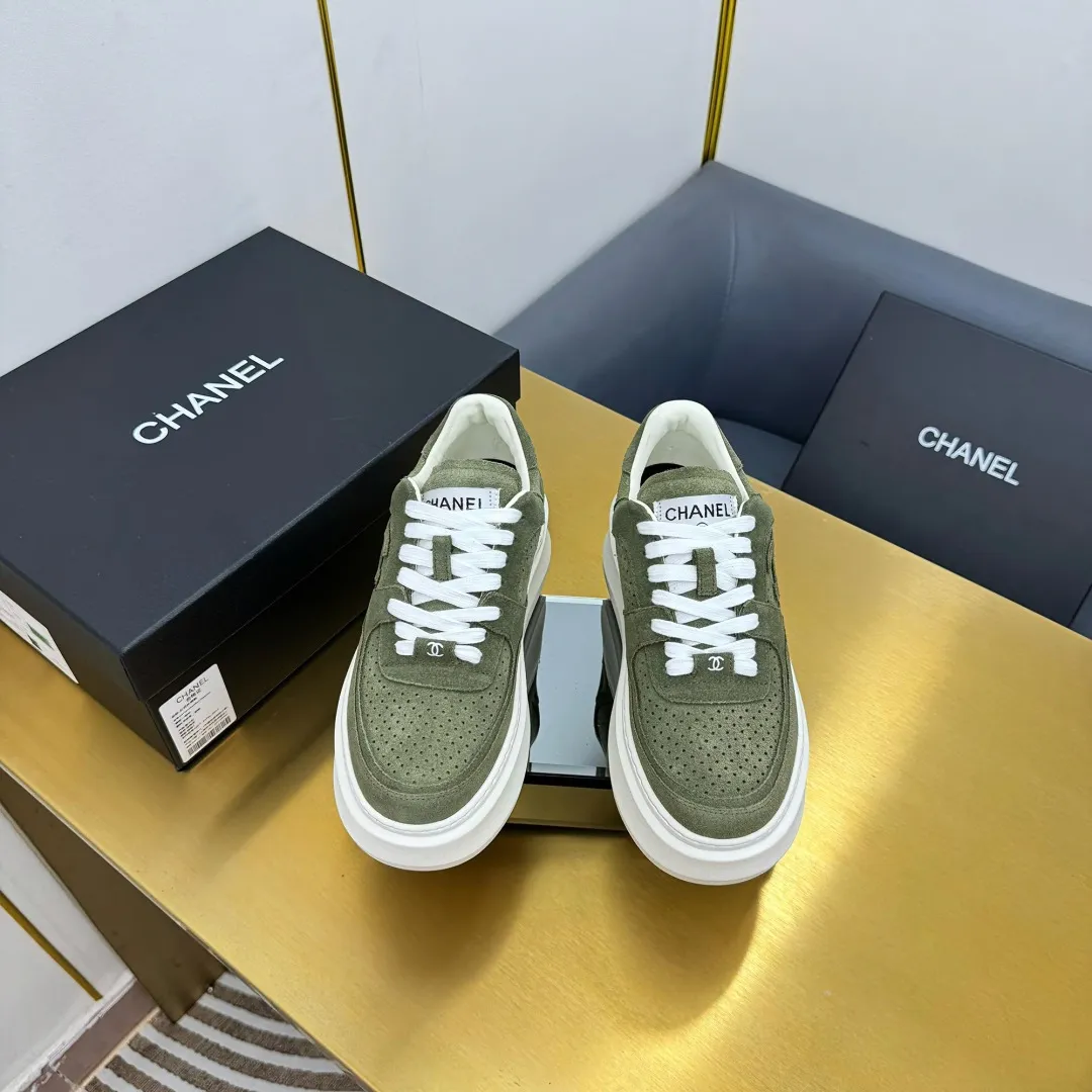 👟👟Ex-factory price 600👟👟 Upgraded version, upgraded version, upgraded version! No rebuttal accepted! ! ! ! Chanel Chanel panda shoes! 2025 counter's top casual sports shoes. This classic design; the upper is electro-embroidered with a variety of techniques; the outsole is fashionable and sporty; the unusual inclusion of a variety of color matching elements... The diversified mix and match is very good-looking and versatile, and can be used for leisure, fashion, sports, and outdoor... ꫛꫀꪝ Go➫ Materials: ❶Upper made of: original imported first-layer silk cowhide + original waterproof cloth + original first-layer cowhide ❷Inner lining: Original Yangli+Net ❸Outsole based on: Original TPU combination outsole Counter boutique packaging complete set for women 35–41 👉 👉